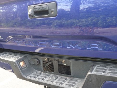 Used 2023 Toyota Tacoma TRD Sport w/ Technology Package image 8