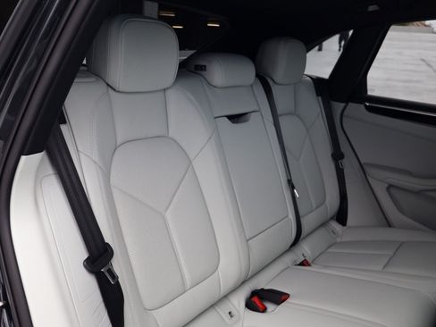 Certified 2026 Porsche Macan AWD/4WD image 23
