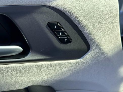 Used 2024 Chrysler Pacifica Touring-L image 21