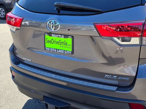 Used 2017 Toyota Highlander XLE AWD/4WD image 15