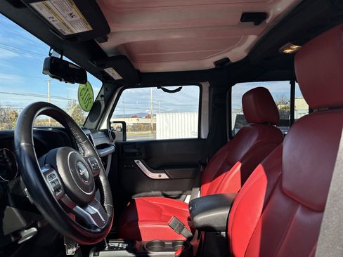 Used 2015 Jeep Wrangler Unlimited Rubicon image 12