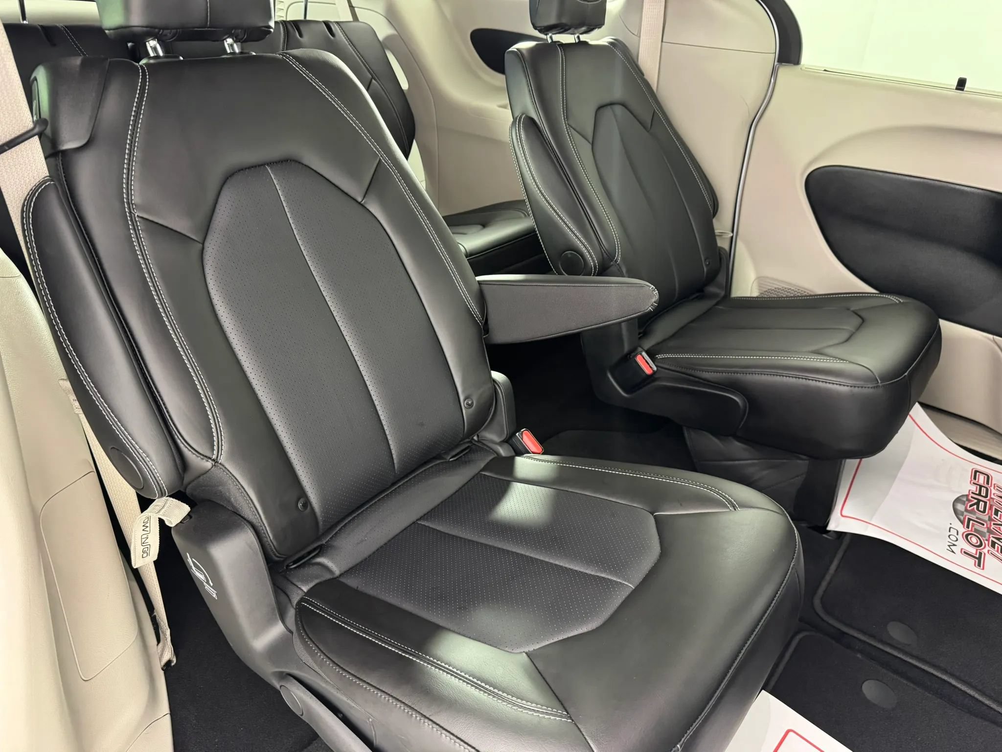 Used 2024 Chrysler Pacifica Touring-L AWD/4WD image 36