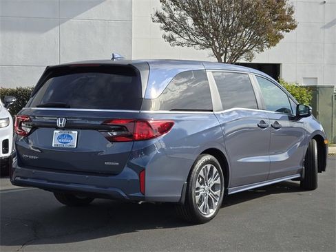 New 2026 Honda Odyssey Touring image 5