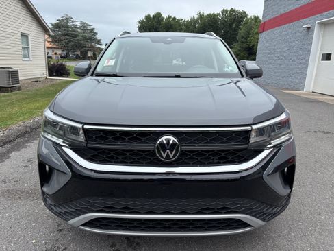 Used 2023 Volkswagen Taos SE w/ Panoramic Sunroof Package AWD/4WD image 9
