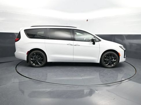 New 2027 Chrysler Pacifica Limited AWD/4WD image 10