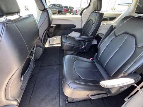Used 2024 Chrysler Pacifica Touring-L FWD image 14