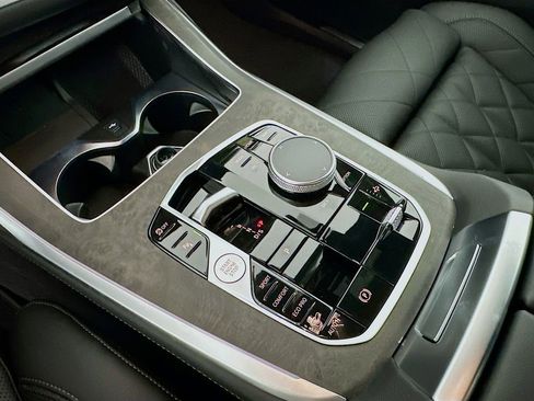 Used 2025 BMW X7 xDrive40i w/ Premium Package image 15