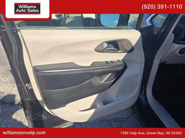 Used 2019 Chrysler Pacifica Touring-L FWD image 10