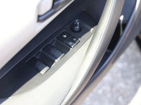 Used 2022 Toyota Corolla LE FWD image 33