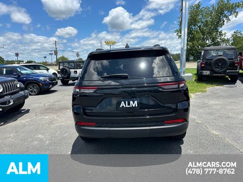 Used 2025 Jeep Grand Cherokee Altitude AWD/4WD image 7