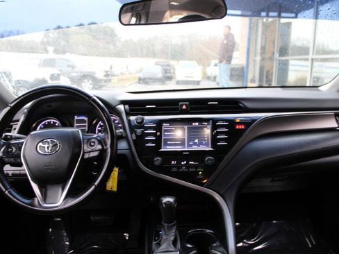 Used 2020 Toyota Camry SE image 9