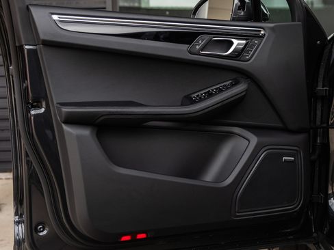 Certified 2026 Porsche Macan AWD/4WD image 22