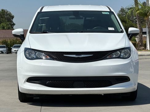 Used 2022 Chrysler Voyager LX image 9