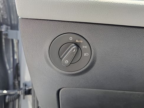 Used 2022 Volkswagen Taos SE w/ Panoramic Sunroof Package FWD image 13