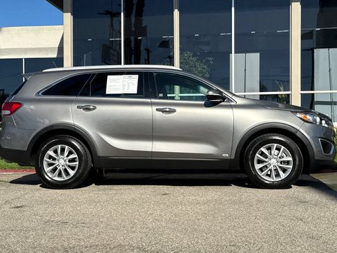 Used 2017 Kia Sorento AWD image 3
