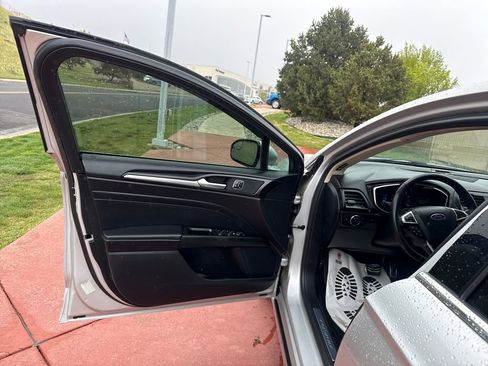 Used 2017 Ford Fusion SE FWD image 11