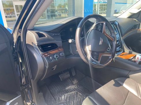 Used 2018 Cadillac Escalade Premium Luxury AWD/4WD image 4