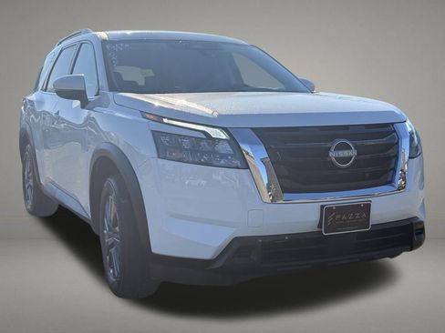 Used 2025 Nissan Pathfinder SV image 8