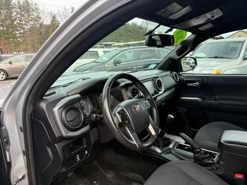 Used 2016 Toyota Tacoma TRD Sport w/ Premium & Technology Package image 18