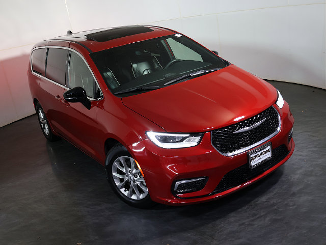 Used 2026 Chrysler Pacifica Limited FWD image 7
