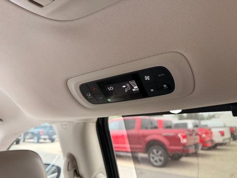 Used 2021 Chrysler Pacifica Touring-L FWD image 41