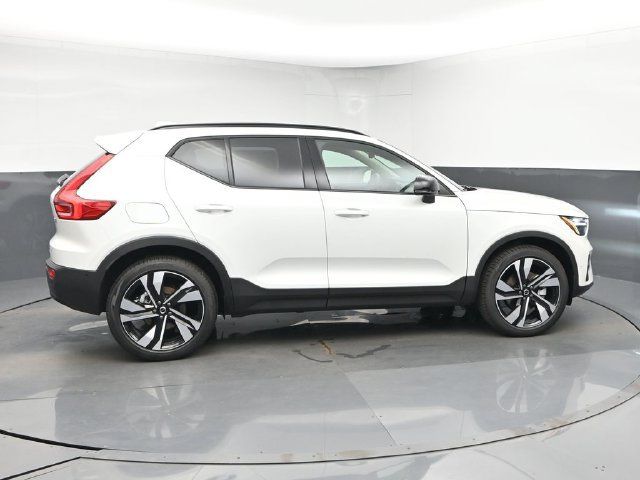 New 2026 Volvo XC40 B5 Plus w/ Climate Package AWD/4WD image 9