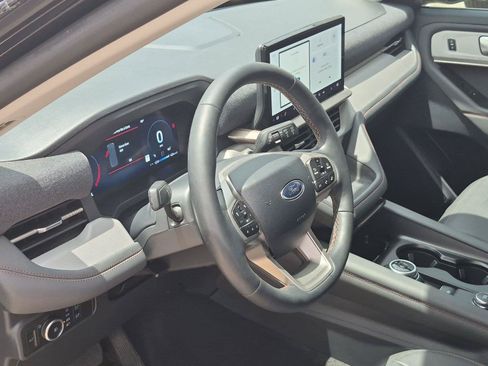 Used 2025 Ford Explorer Active w/ Active Comfort Package RWD image 8