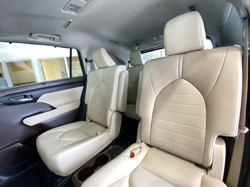 Used 2022 Toyota Highlander XLE AWD/4WD image 24