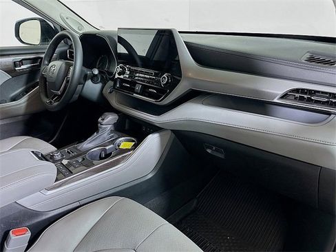 Used 2022 Toyota Highlander Platinum image 31