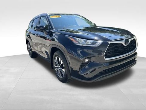 Used 2024 Toyota Highlander XLE AWD/4WD image 11