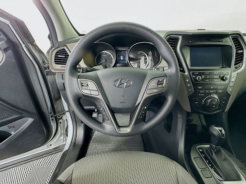 Used 2017 Hyundai Santa Fe SE image 11