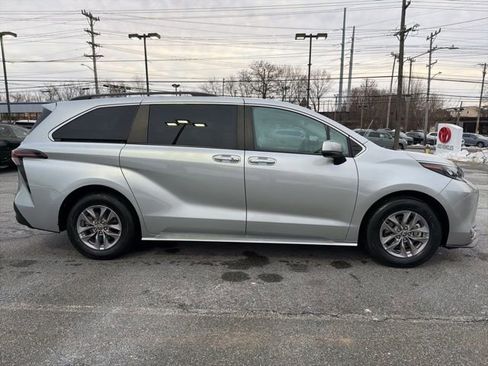 Used 2024 Toyota Sienna XLE image 10