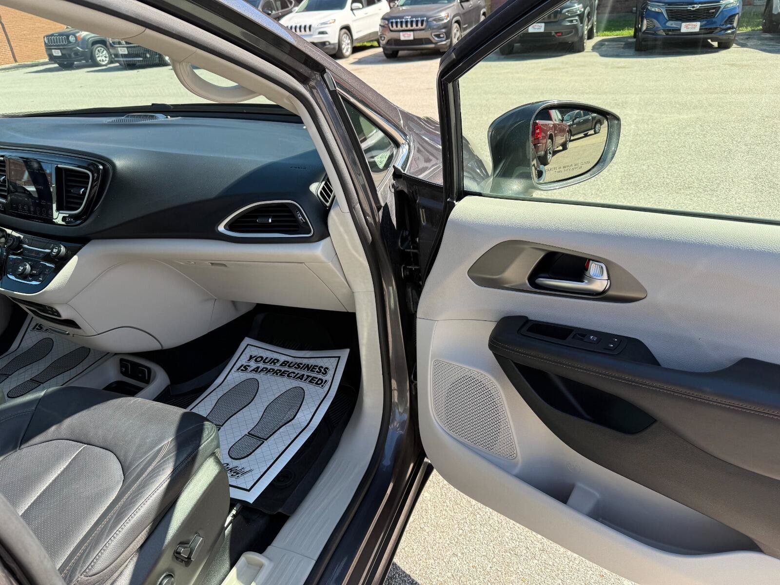 Used 2020 Chrysler Pacifica Touring-L w/ Premium Audio Group FWD image 17