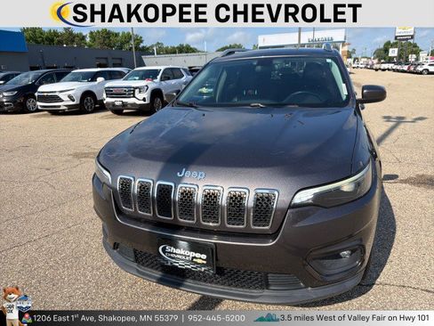 Used 2019 Jeep Cherokee Latitude Plus w/ Cold Weather Group AWD/4WD image 2