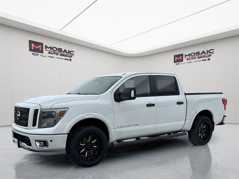 Used 2018 Nissan Titan PRO-4X image 3