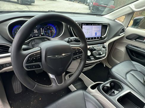 Used 2024 Chrysler Pacifica Touring-L image 24