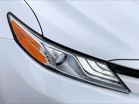 Used 2018 Toyota Camry XLE image 32