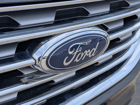 Used 2019 Ford Edge SE image 5