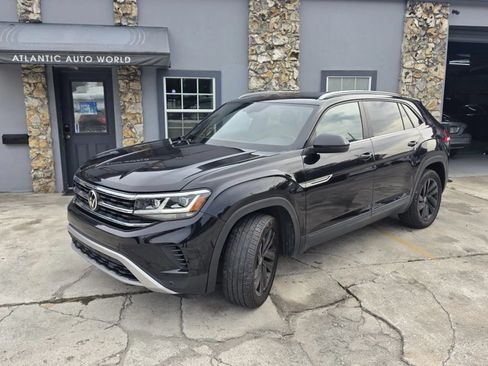 Used 2022 Volkswagen Atlas Cross Sport SE w/ Panoramic Sunroof Package FWD image 2