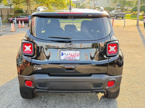 Used 2021 Jeep Renegade Latitude AWD/4WD image 5