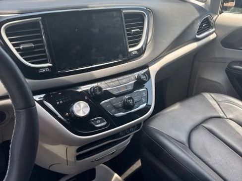 Used 2024 Chrysler Pacifica Touring-L FWD image 13