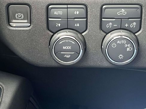 Used 2023 Chevrolet Silverado 1500 LT w/ Z71 Off-Road Package AWD/4WD image 28