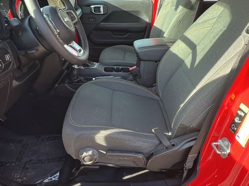 Used 2025 Jeep Wrangler Sahara image 16