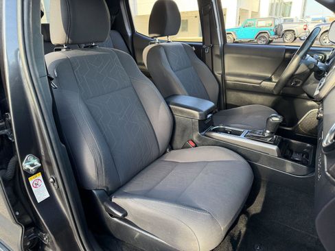 Used 2019 Toyota Tacoma TRD Sport w/ Exterior Package image 18