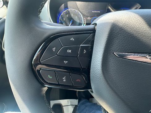 Used 2025 Chrysler Pacifica Limited FWD image 35