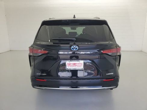 Used 2025 Toyota Sienna Limited AWD/4WD image 6