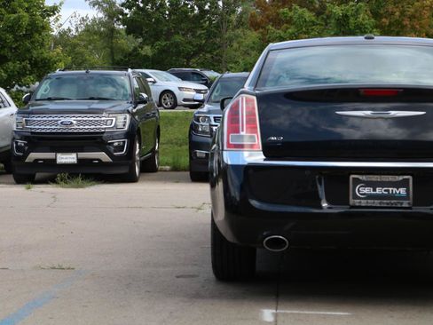 Used 2011 Chrysler 300 C AWD/4WD image 11