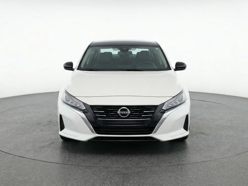 Used 2025 Nissan Altima 2.5 SV FWD image 2