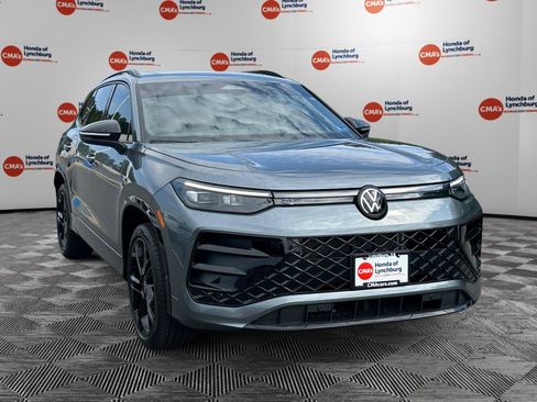 Used 2025 Volkswagen Tiguan SE R-Line AWD/4WD image 7