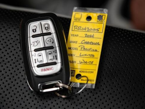 Used 2024 Chrysler Pacifica Limited FWD image 37